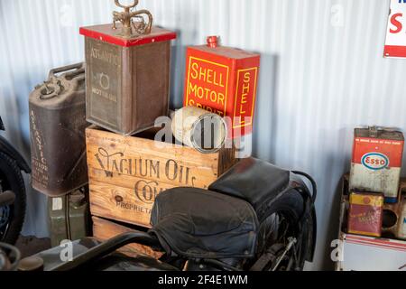 Australien, Robert Stein Motorrad Museum in Mudgee, Shell und esso Dosen und Ausrüstung, Mudgee, NSW, Australien Stockfoto