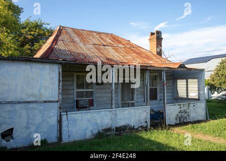 Mudgee, traditioneller Cottage Bungalow, der repariert, gewartet und modernisiert werden muss, NSW, Australien Stockfoto