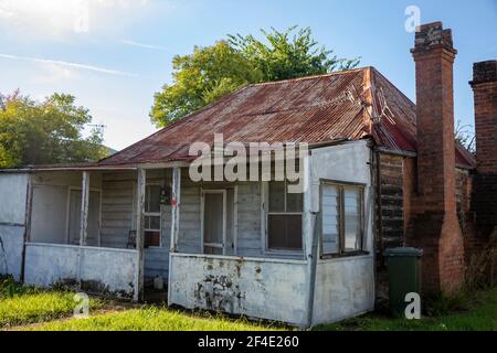 Mudgee, traditioneller Cottage Bungalow, der repariert, gewartet und modernisiert werden muss, NSW, Australien Stockfoto