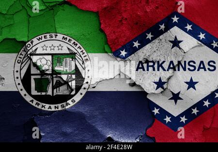 Flaggen von West Memphis und Arkansas auf rissige Wand gemalt Stockfoto