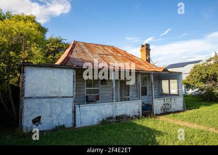 Mudgee, traditioneller Cottage Bungalow, der repariert, gewartet und modernisiert werden muss, NSW, Australien Stockfoto