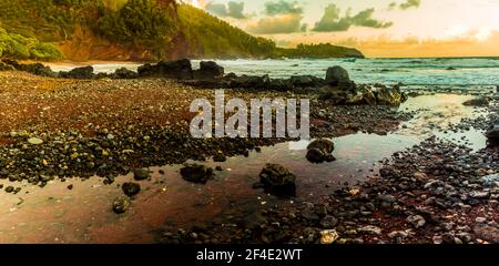 Sonnenuntergang am Koki Beach, Koki Beach Park, Hana, Maui, Hawaii, USA Stockfoto