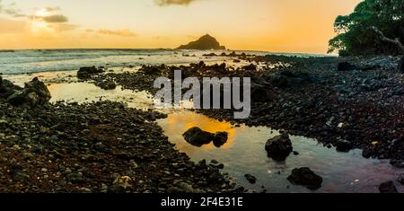 Alau Island und Koki Beach, Koki Beach Park, Hana, Maui, Hawaii, USA Stockfoto