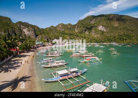 Luftaufnahme des Hafens El Nido auf der Insel Palawan, Philippinen. Stockfoto