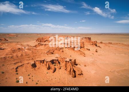 Luftaufnahme der Bayanzag Flaming Cliffs in der Wüste Gobi, Mongolei. Stockfoto