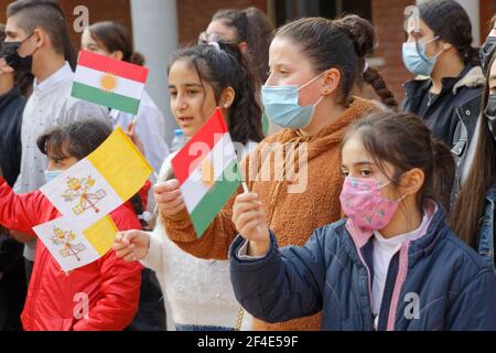 Erbil, Irak. Kinder praktizieren Begrüßungschöre für die Apostolische Reise von Papst Franziskus in der chaldäischen Kirche St. Peter und Paul. Kredit: MLBARIONA Stockfoto