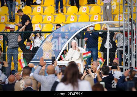 Erbil, Irak. Papst Franziskus grüßt die Gläubigen auf seinem Fahrzeug. Kredit: MLBARIONA Stockfoto