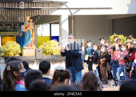 Erbil, Irak. Kinder praktizieren Begrüßungschöre für die Apostolische Reise von Papst Franziskus in der chaldäischen Kirche St. Peter und Paul. Kredit: MLBARIONA Stockfoto