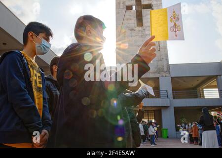 Erbil, Irak. Kinder praktizieren Begrüßungschöre für die Apostolische Reise von Papst Franziskus in der chaldäischen Kirche St. Peter und Paul. Kredit: MLBARIONA Stockfoto