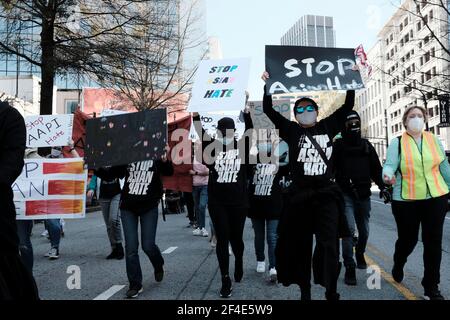Atlanta, Georgia, USA. März 2021, 20th. Demonstranten, die Schilder halten, marschieren durch die Innenstadt von Atlanta während eines Stop Asian Hate March and Rally in Atlanta. Die Demonstration fand nur wenige Tage nach den tödlichen Schießereien in drei von Asien betriebenen Kurorten in Georgien statt, die acht Tote hinterließen, von denen sechs asiatischer Abstammung waren. Der Schütze, ein weißer Mann namens Robert Aaron Long, wurde verhaftet und wegen acht Mordes angeklagt. Kredit: John Arthur Brown/ZUMA Wire/Alamy Live Nachrichten Stockfoto