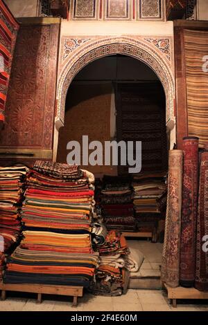 Im Inneren einer Teppichwerkstatt in der Medina von Fez, Marokko Stockfoto