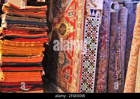 Im Inneren einer Teppichwerkstatt in der Medina von Fez, Marokko Stockfoto