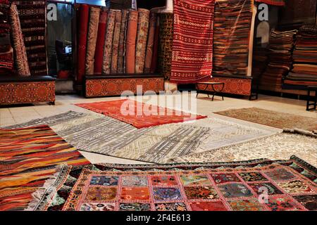 Im Inneren einer Teppichwerkstatt in der Medina von Fez, Marokko Stockfoto