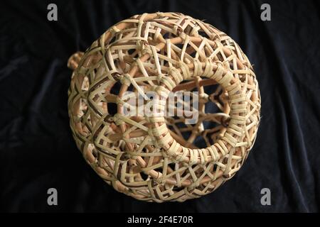 Schöne handgefertigte Laterne Kapuze aus natürlichem Rattan, die ideal für Dekoration und Interieur ist. Stockfoto