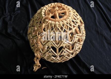 Schöne handgefertigte Laterne Kapuze aus natürlichem Rattan, die ideal für Dekoration und Interieur ist. Stockfoto