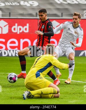 Frankfurt, Deutschland. März 2021, 20th. Andre Silva (L top) aus Frankfurt schießt, um seinen ersten Torschütze während eines Bundesliga-Fußballspiels zwischen Eintracht Frankfurt und FC Union Berlin in Frankfurt am 20. März 2021 zu erzielen. Quelle: Joachim Bywaletz/Xinhua/Alamy Live News Stockfoto