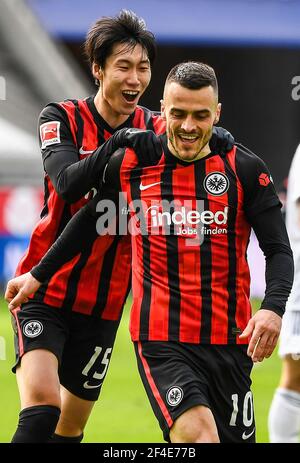 Frankfurt, Deutschland. März 2021, 20th. Filip Kostic (R) aus Frankfurt feiert seinen Torreigen mit Kamada Daichi während eines Bundesliga-Fußballspiels zwischen Eintracht Frankfurt und FC Union Berlin in Frankfurt am 20. März 2021. Quelle: Joachim Bywaletz/Xinhua/Alamy Live News Stockfoto