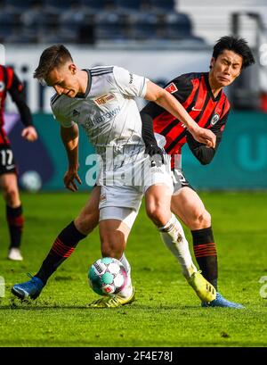 Frankfurt, Deutschland. März 2021, 20th. Kamada Daichi (R) aus Frankfurt spielt mit Nico Schlotterbeck von der Union Berlin während eines Bundesliga-Fußballspiels zwischen Eintracht Frankfurt und dem FC Union Berlin in Frankfurt am 20. März 2021. Quelle: Joachim Bywaletz/Xinhua/Alamy Live News Stockfoto