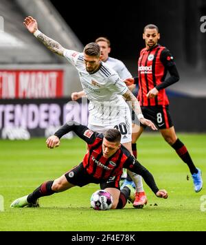 Frankfurt, Deutschland. März 2021, 20th. Luka Jovic (unten) aus Frankfurt siegte mit Robert Andrich (L oben) von Union Berlin während eines Bundesliga-Fußballspiels zwischen Eintracht Frankfurt und FC Union Berlin in Frankfurt am 20. März 2021. Quelle: Joachim Bywaletz/Xinhua/Alamy Live News Stockfoto