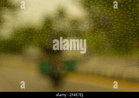 Defokussierte abstrakte Hintergrund eines Blickes hinter einer Glasoberfläche Mit flachem Fokus Stockfoto