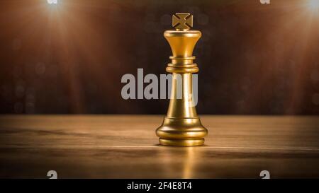 Goldener König Schach stehen auf Holztisch mit Streulicht. Gewinner des Geschäfts und erfolgreich im Wettbewerb. Management- oder Führungsstrategie A Stockfoto