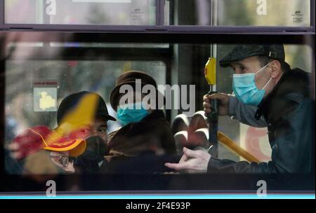 Bukarest, Rumänien. März 2021, 20th. Menschen mit Gesichtsmasken werden während der Pandemie COVID-19 in Bukarest, Rumänien, am 20. März 2021 in einem Bus gesehen. Die Zahl der COVID-19-Patienten auf der Intensivstation (ITS) in Rumänien erreichte am Freitag 1.313, ein Rekordhoch seit dem Ausbruch, aber Premierminister Florin Citu sagte, dass neue Einschränkungen vorerst nicht berücksichtigt werden würden. Quelle: Cristian Cristel/Xinhua/Alamy Live News Stockfoto