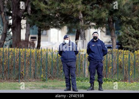 Bukarest, Rumänien. März 2021, 20th. Gendarmen mit Gesichtsmasken stehen Wache in Bukarest, Rumänien, 20. März 2021. Die Zahl der COVID-19-Patienten auf der Intensivstation (ITS) in Rumänien erreichte am Freitag 1.313, ein Rekordhoch seit dem Ausbruch, aber Premierminister Florin Citu sagte, dass neue Einschränkungen vorerst nicht berücksichtigt werden würden. Quelle: Cristian Cristel/Xinhua/Alamy Live News Stockfoto