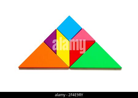 Farbe Tangram Puzzle in Dreiecksform auf weißem Hintergrund Stockfoto