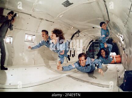 Diese fliegende Menschenkette stellt Primzahl- und Backup-Nutzlastspezialisten für zwei kommende STS-Missionen dar. Die Gruppe, die die Auszubildenden für STS-61C später in diesem Jahr und STS-51L Anfang nächsten Jahres vertrat, teilte am 20. November 1985 rund 40 Parabeln in der NASA-Maschine KC-135, "Zero-G". Von links nach rechts sind Gerard Magilton, RCA-Backup-Nutzlast-Spezialist für STS-61C; Sharon Christa McAuliffe, Nutzlast-Spezialist/Lehrer Citizen Observer für STS-51L; US-Repräsentant Bill Nelson (Demokrat von Florida), geplant für 61C; Barbara R. Morgan, Backup für McAuliffe; und Robert J. Cenker, RCA-Nutzlast-Spezialist für 61 Stockfoto