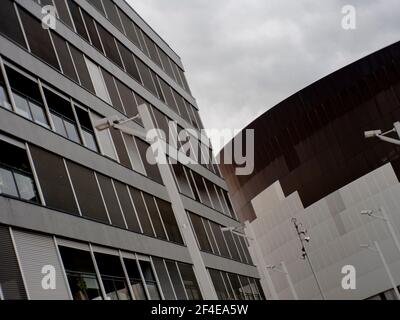 Schwarze Fassade eines schwarzen Wohngebäudes in modernem Stil Stockfoto