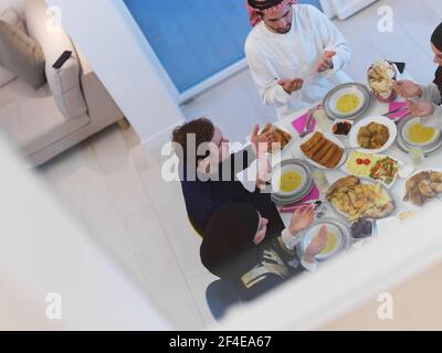 Draufsicht auf muslimische Familie, die iftar dua zum Bruch macht Fasten während des Ramadan Stockfoto