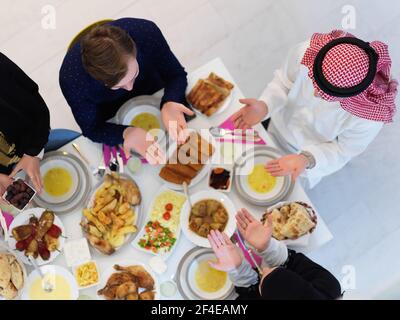Draufsicht auf muslimische Familie, die iftar dua zum Bruch macht Fasten während des Ramadan Stockfoto
