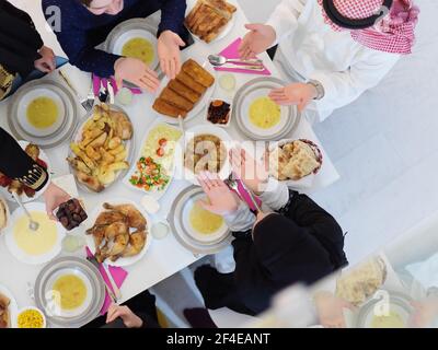 Draufsicht auf muslimische Familie, die iftar dua zum Bruch macht Fasten während des Ramadan Stockfoto