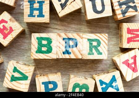 Buchstabenblock im Wort BPR (Abkürzung für Business Process Reengineering oder Batch Processing Record) Mit einem anderen auf Holz Hintergrund Stockfoto