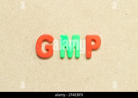 Farbe Alphabet Buchstaben mit Wort GMP (Abkürzung für Good Manufacturing Practice) auf Holzhintergrund Stockfoto