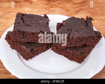 Scheiben von hausgemachten Schokolade Rote Bete Brownies auf einem Teller. Stockfoto