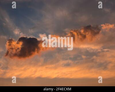 Zwei getrennte Wolken am frühen Morgen zu der Zeit Der goldenen Stunde Stockfoto
