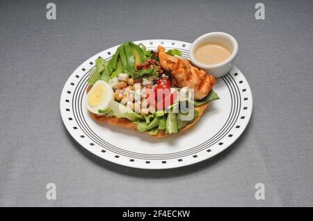 Authentische und traditionelle amerikanische Küche, bekannt als cobb Salat Stockfoto