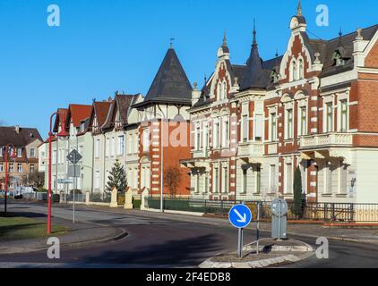 Perleberg, Deutschland. März 2021, 16th. Wohn- und Geschäftshäuser stehen in der Wittenberger Straße, die vom Bahnhof in Richtung Zentrum führt. Die Kreisstadt in der Prignitz liegt an der Stepenitz und trägt auch den nicht-offiziellen Namen Rolandstadt. Quelle: Soeren Stache/dpa-Zentralbild/ZB/dpa/Alamy Live News Stockfoto