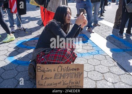 NEW YORK, NY - 20. MÄRZ: Eine Frau, die am 20. März 2021 in New York City mit einem Schild "Babys und Kinder lernen Empathie, wenn sie ihre Gesichtsausdrücke betrachten" auf dem Union Square bei einer "Freedom Rally" zur Unterstützung von Anti-Maske und Anti-Impfstoff gesehen wird. Kredit: Ron Adar/Alamy Live Nachrichten Stockfoto