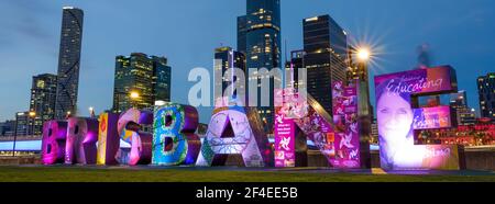 Das Brisbane-Schild von der Southbank Parklands aus gesehen. Im Hintergrund liegt das zentrale Geschäftsviertel von Brisbane. Stockfoto