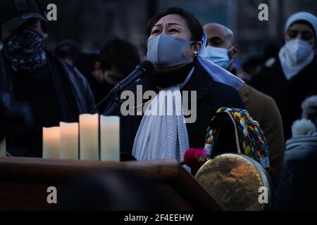 New York City, USA. März 2021, 19th. Eine Sängerin tritt während einer Friedensvigil für Opfer asiatischen Hasses im Union Square Park in New York City, USA, auf. Kredit: Chase Sutton/Alamy Live Nachrichten Stockfoto