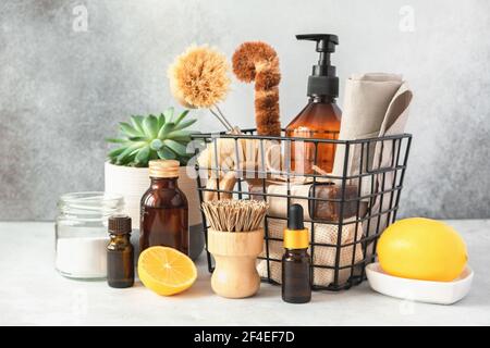 Set aus Bambus-Bürsten und Naturprodukten für die Hausreinigung. Umweltfreundliches Reinigungskonzept ohne Verschwendung. Kopieren Sie Platz für Ihren Text - Bild Stockfoto