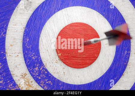 3D Abbildung. Darts treffen blauen Zielhintergrund. . Es ist wie ein erfolgreiches Unternehmen. Stockfoto