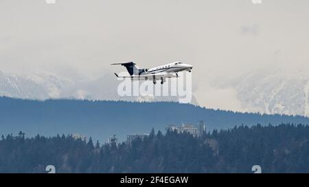 Richmond, British Columbia, Kanada. Februar 2021, 20th. Ein Embraer EMB-505 Phenom 300 Private Business Jet (C-FWTF), registriert bei Flightpath Charter Airways Inc., hebt vom Vancouver International Airport ab. Quelle: Bayne Stanley/ZUMA Wire/Alamy Live News Stockfoto