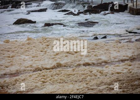 Sydney, Meeresschaum am Avalon Beach während der Überschwemmungen in New South Wales im März 2021, NSW, Australien Stockfoto