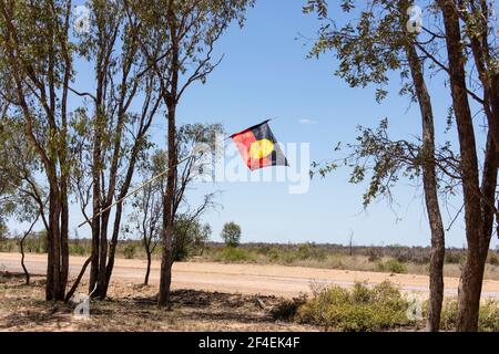 Eine australische Aborigine-Flagge, die aus Protest gegen den Bergbau an der Mine Adani Bravus Carmichael im Gallillee Basin, Central Queensland, geflogen wurde. Stockfoto