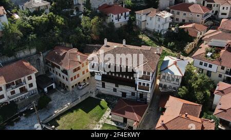 Kastoria Stadt am See Orestiada, Tsiatsiapa alten traditionellen Herrenhaus Luftdrohne Ansicht, Mazedonien, Griechenland Stockfoto