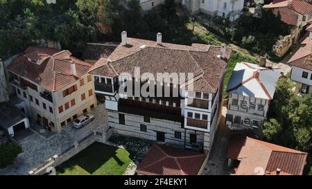 Kastoria Stadt am See Orestiada, Tsiatsiapa alten traditionellen Herrenhaus Luftdrohne Ansicht, Mazedonien, Griechenland Stockfoto