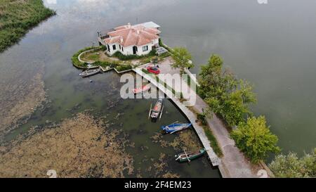 See Orestiada Mavrochori, Kastoria, Luftdrohnenansicht, Mazedonien, Griechenland Stockfoto